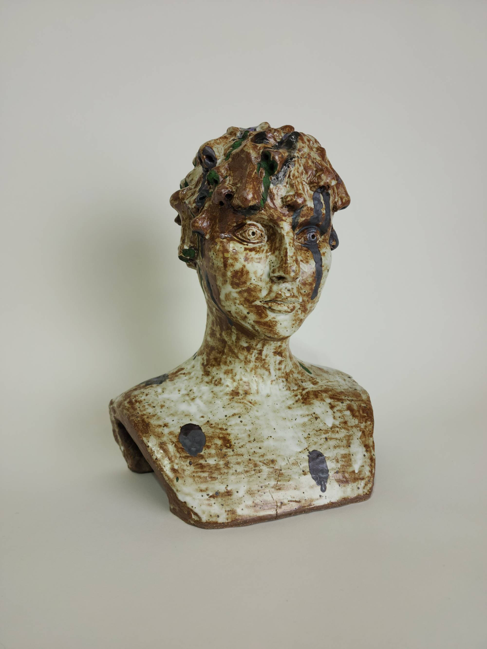 Photograph of a sculptural ceramic bust.